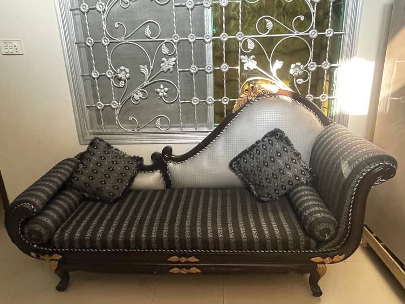 Dewan sofa

                                                            alt=