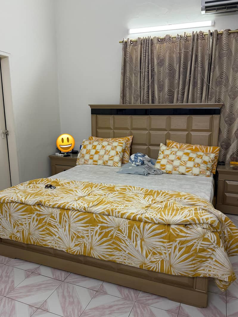 bedroom set in good condition

                                                            alt=