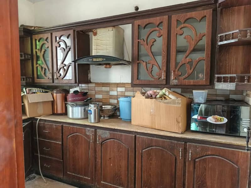 Gf floor pani bajli available at the good location

                                                            alt=