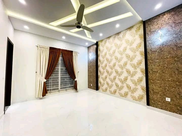 10 Marla Luxury House is Available for Rent in Bahria Town Lahore

                                                            alt=