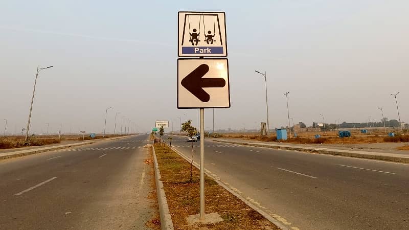 Corner plot Facing 2 kanal 80 feet Road

                                                            alt=