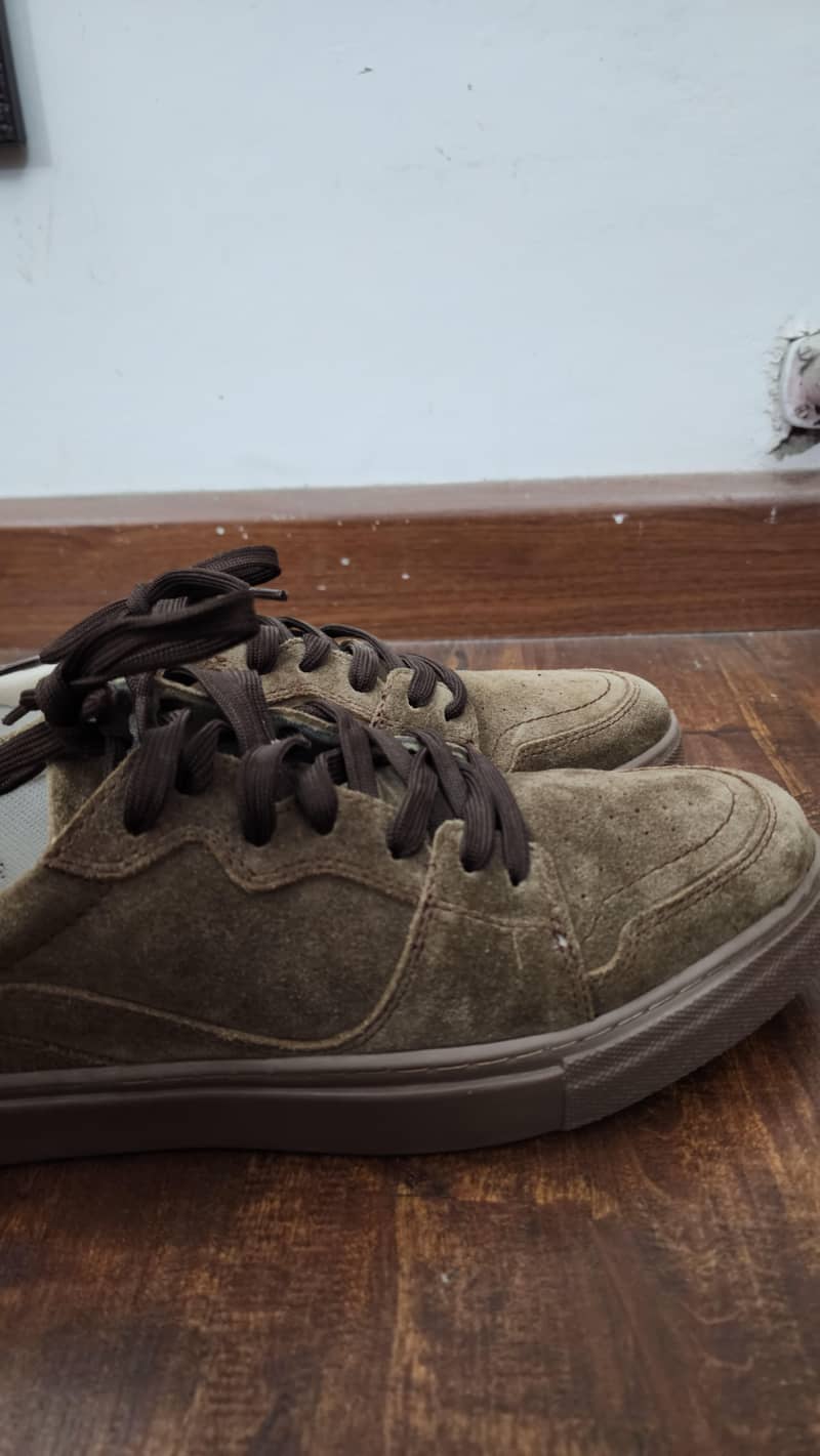 Light Brown Suede Leather Sneakers

                                                            alt=