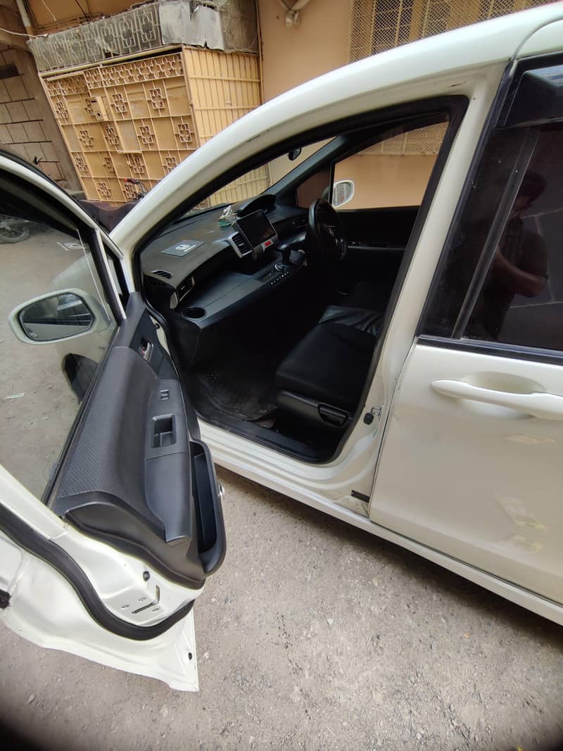 Honda Spike 12/18 Auto door 7 SEATER

                                                            alt=