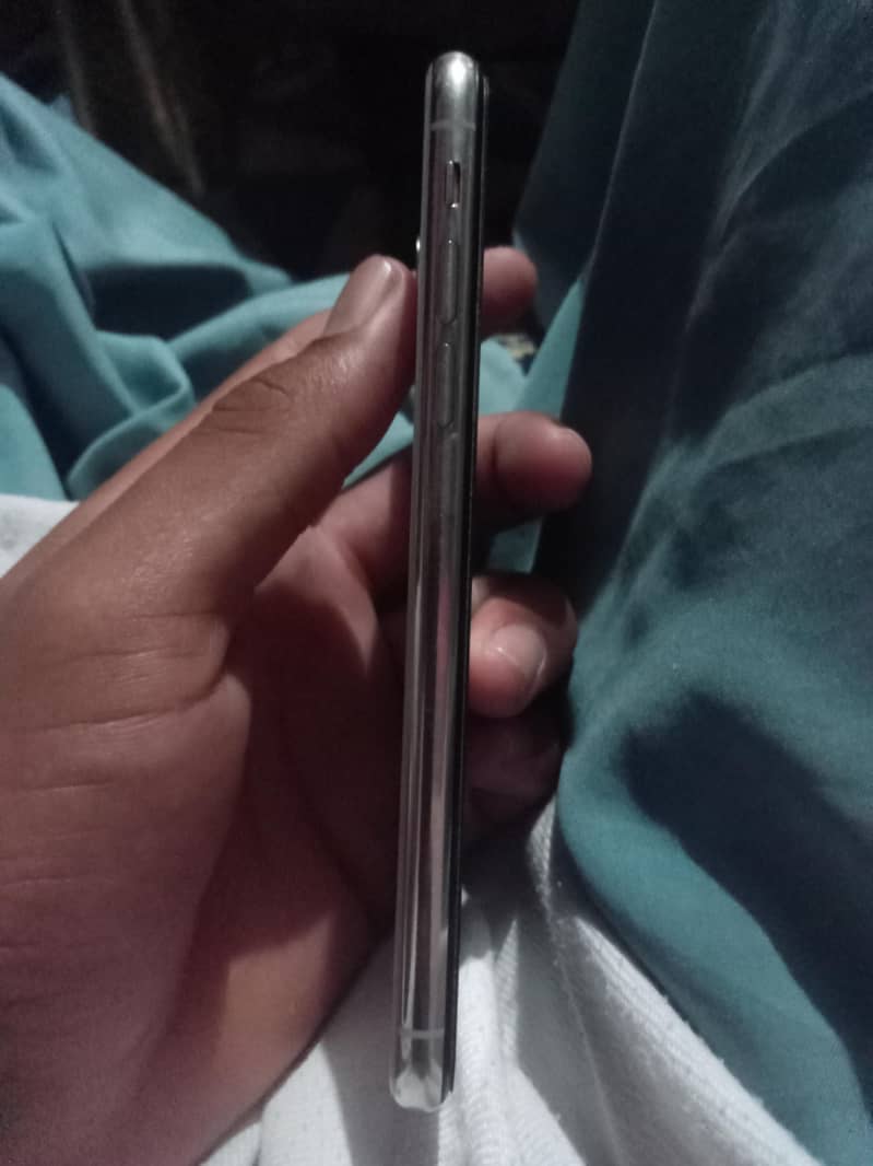 iPhone X

                                                            alt=