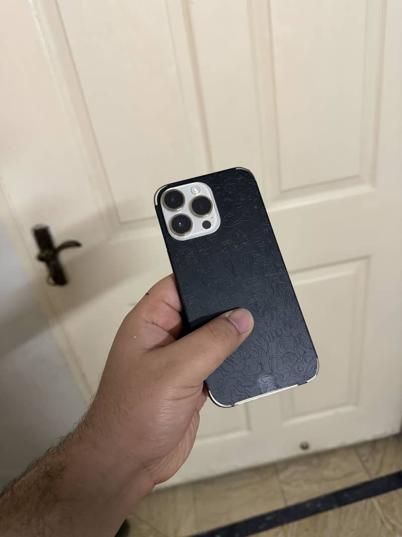 iPhone 14 Pro Max (Factory unlocked)

                                                            alt=