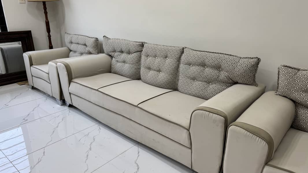 5 seater sofa urgently sale

                                                            alt=