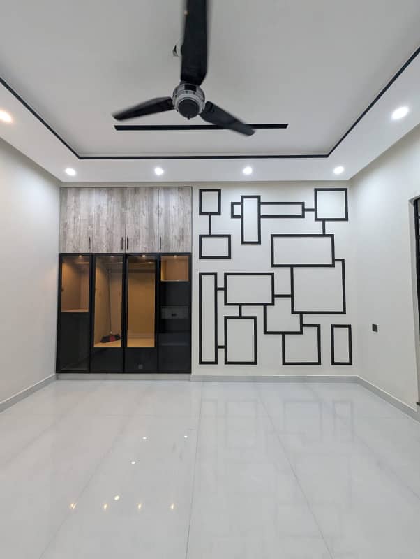 8 MARLA UPPER PORTION FOR RENT IN AUDIT AND ACCOUNT COLLEGE ROAD LAHORE

                                                            alt=