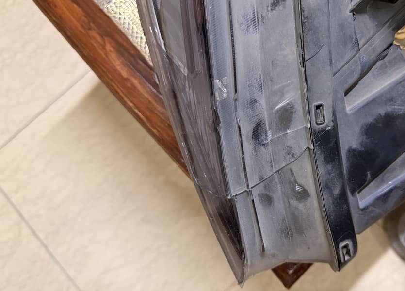 Hyundai Elantra Right side LED-Headlight Original (slightly damaged)

                                                            alt=