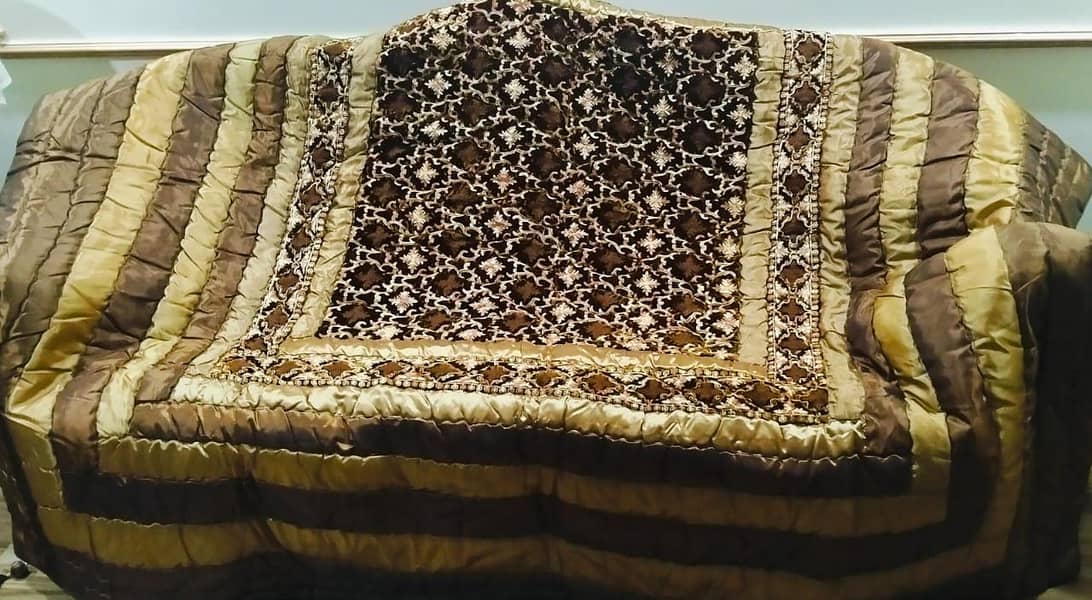 Fancy Winter Comforter – Brand New, Luxe Look!

                                                            alt=