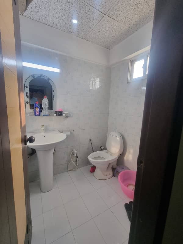 Corner 1200 Square Feet Flat In Gulshan-e-Iqbal Town For sale At Good Location

                                                            alt=