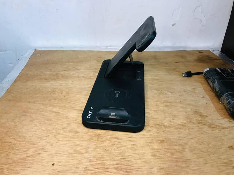 Apple wireless charger kit mobile or smart watch or airport pro

                                                            alt=