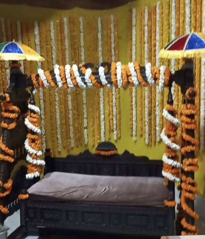 wooden swing

                                                            alt=