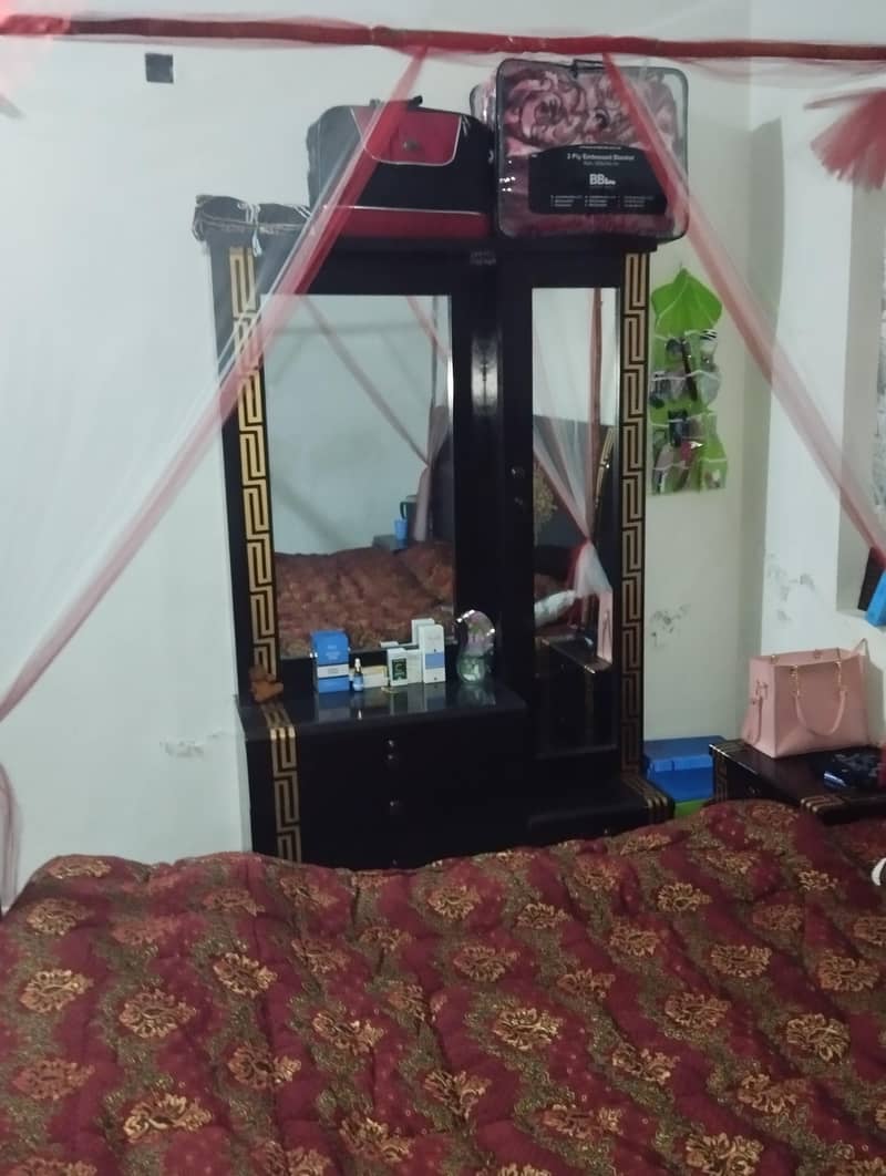 Bed with Mattress and Dressing table

                                                            alt=