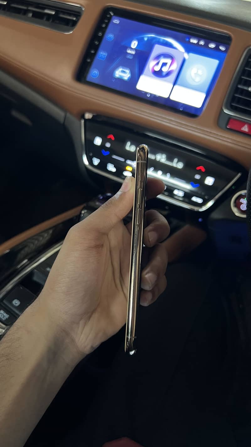 IPhone 11 pro 256gb

                                                            alt=