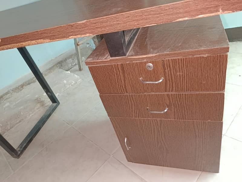 office table 9/10 condition

                                                            alt=