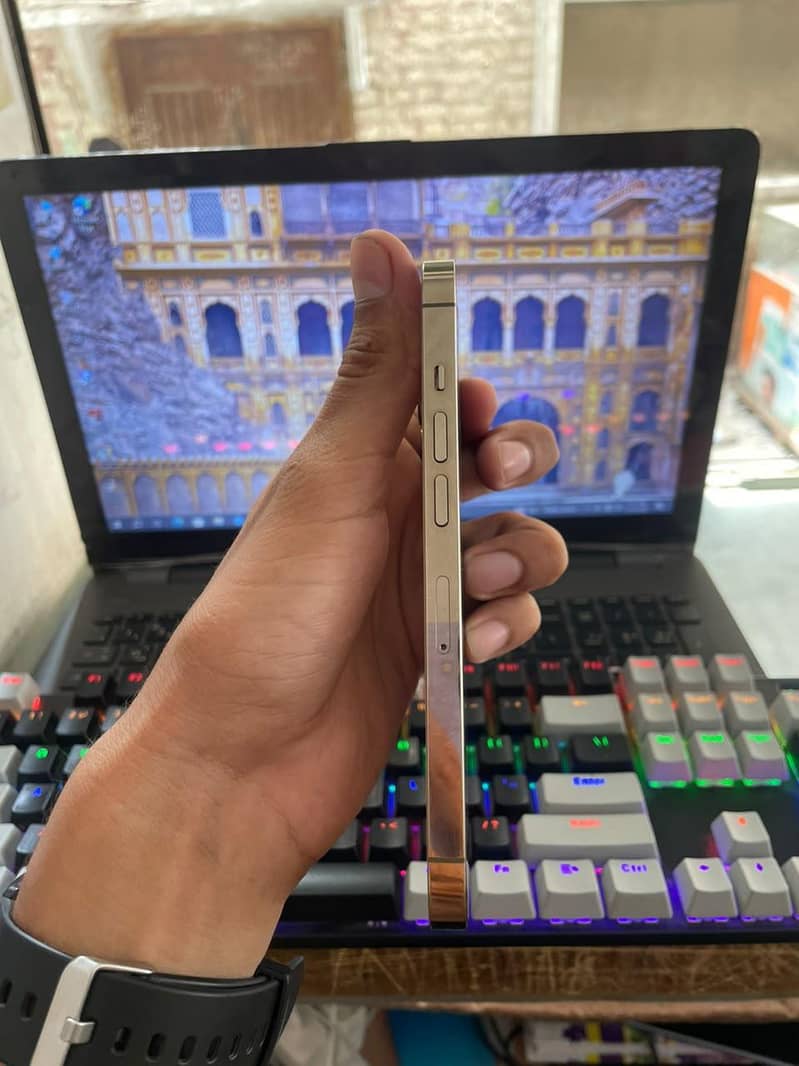 Apple iPhone 13 Pro

                                                            alt=