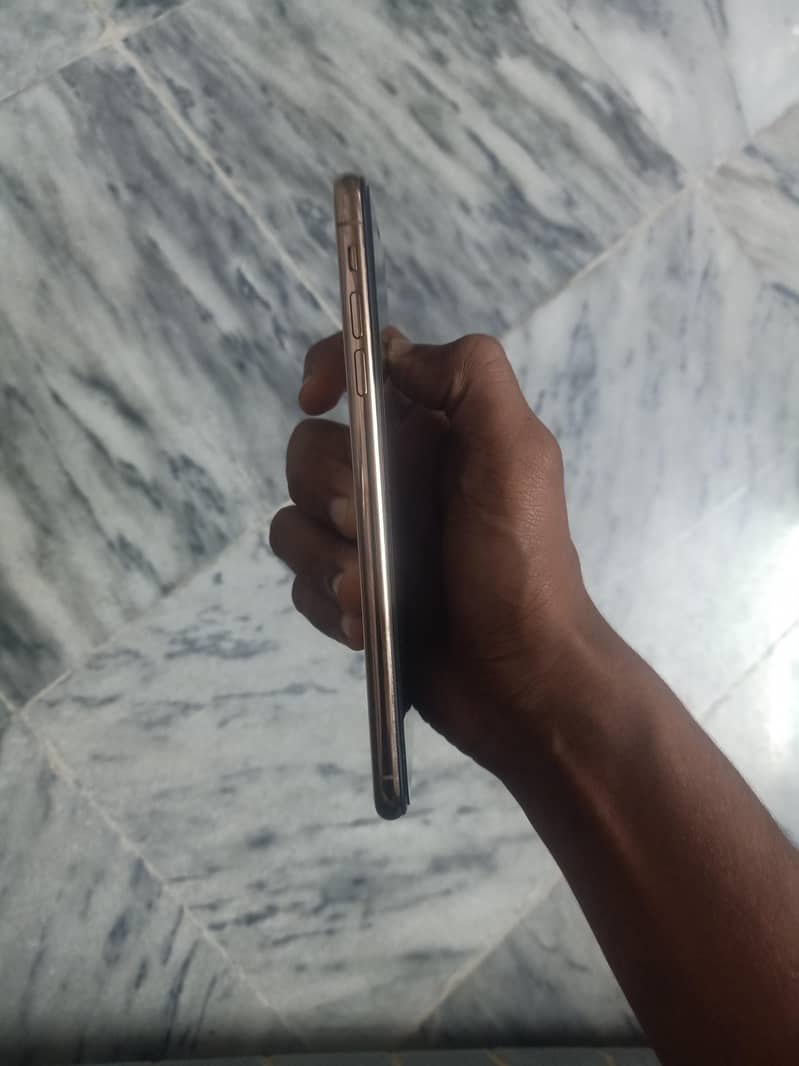 Apple iPhone XS Max

                                                            alt=