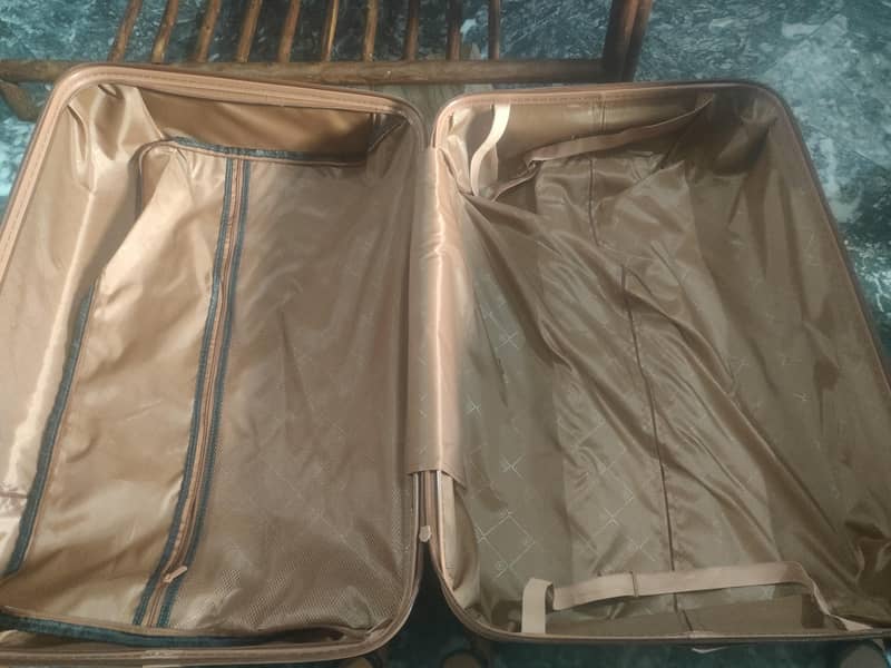 suit case

                                                            alt=