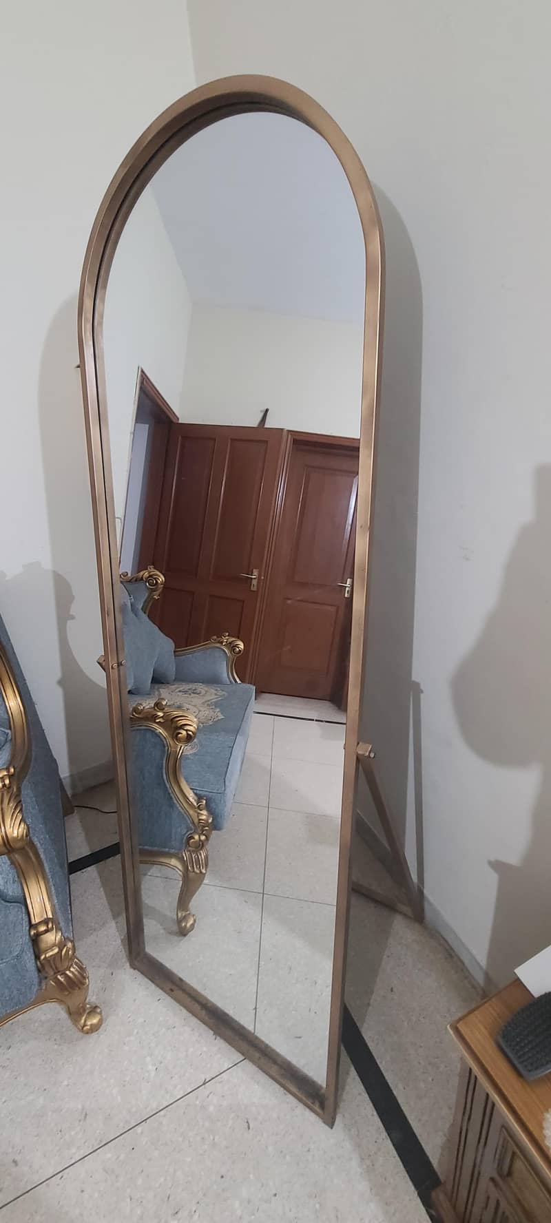 standing mirror

                                                            alt=