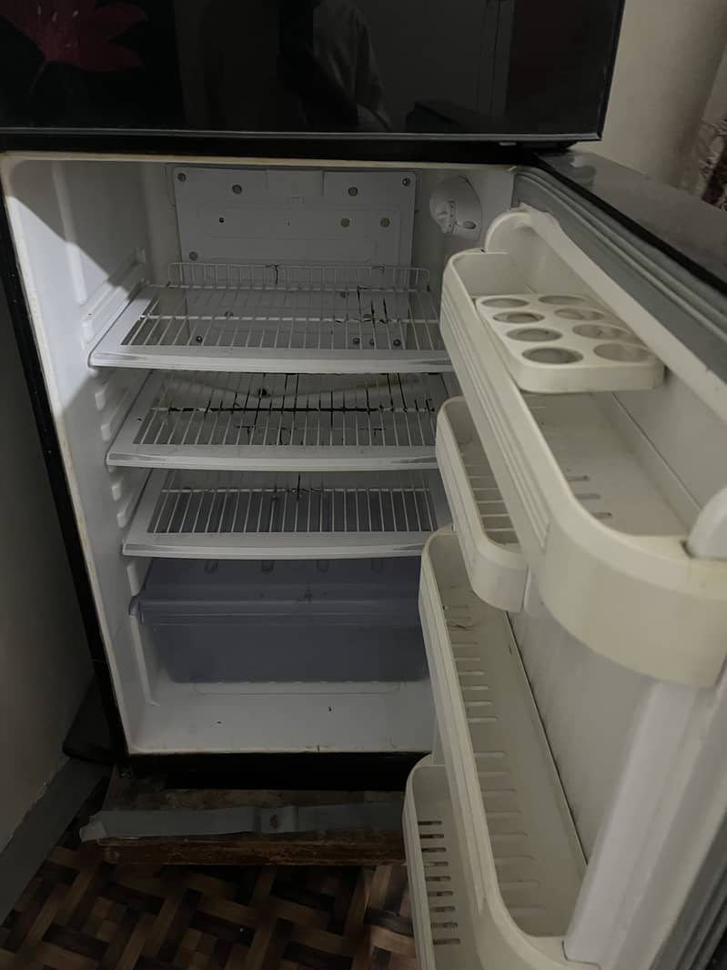 Orient glass double door refrigerator

                                                            alt=