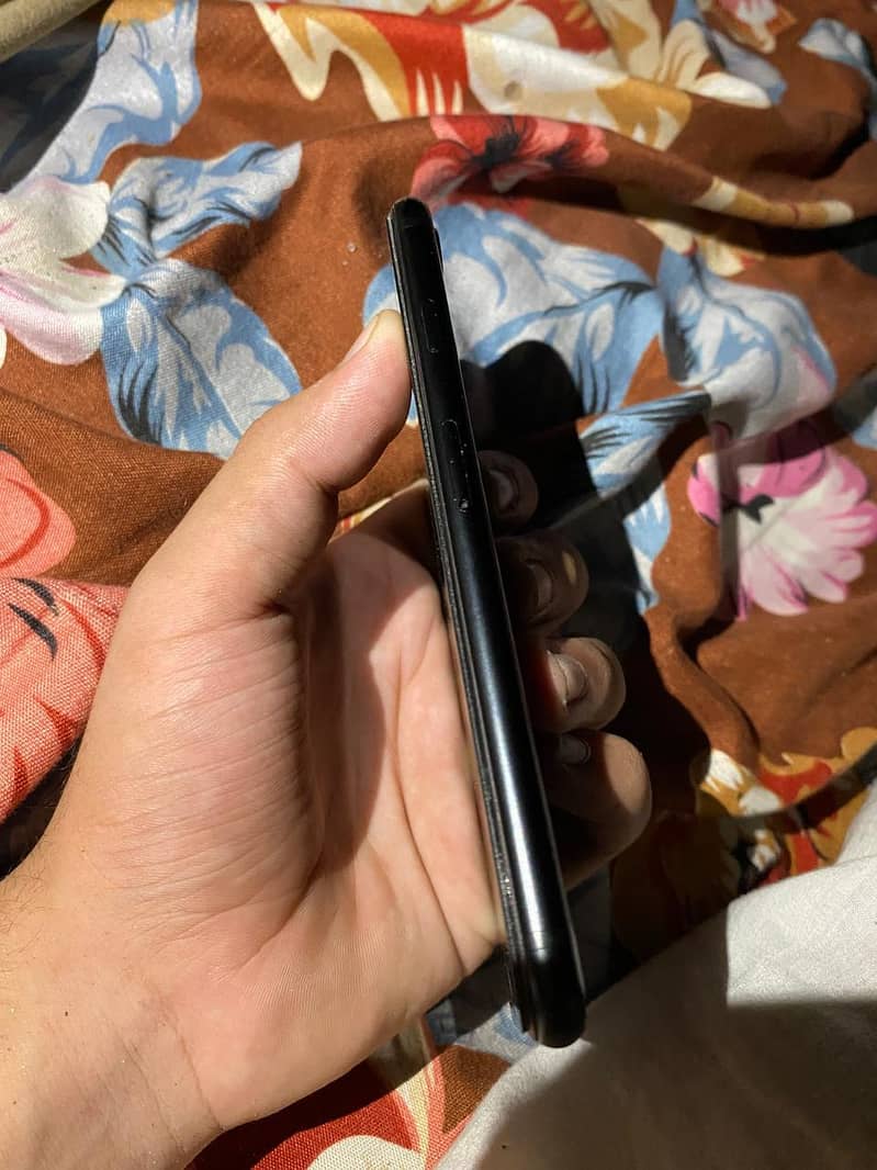 Apple iPhone SE

                                                            alt=