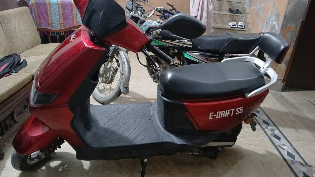 E-Dorado Electric Scooter . Family Used . Well Maintained .

                                                            alt=