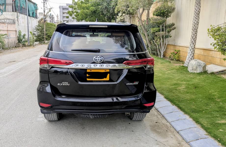Toyota Fortuner V 4x4 2017 low milage Black

                                                            alt=