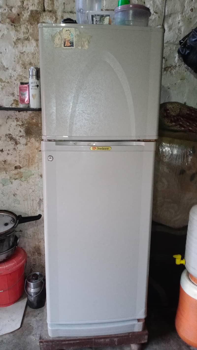 Dawlance medium size fridge

                                                            alt=