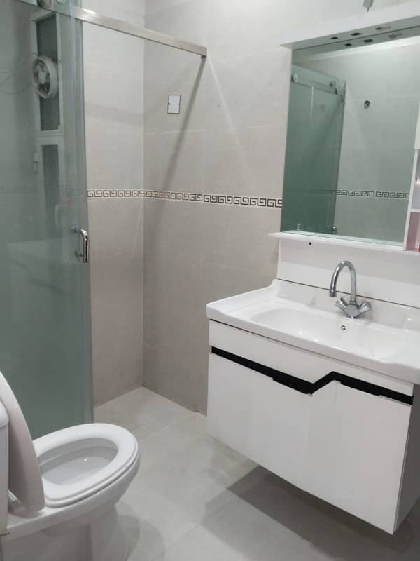 One bedroom VIP full furnish flat par day available in Bahria Town Lahore

                                                            alt=