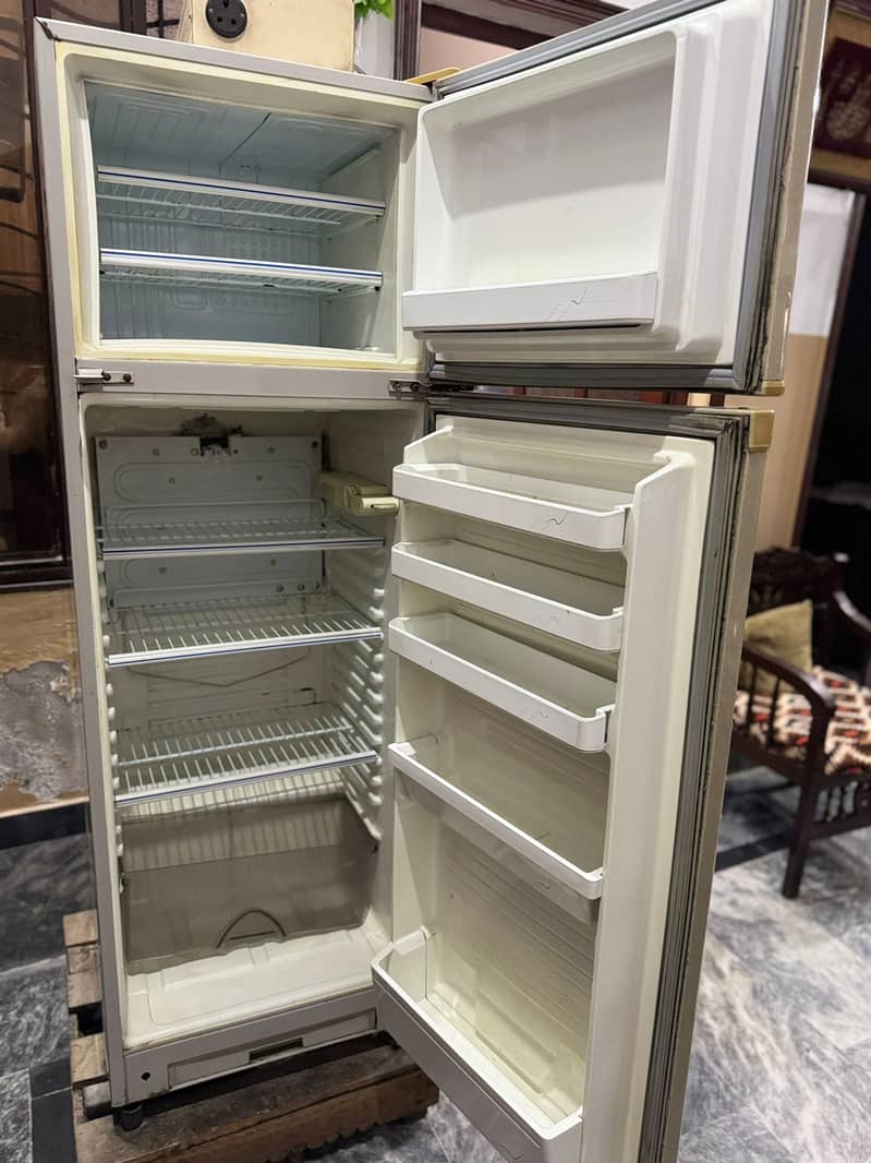 Refrigerator/fridge/Medium Refrigerator/Medium fridge in good

                                                            alt=