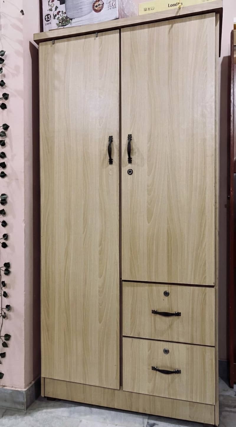 Oak wooden double door wardrobe

                                                            alt=