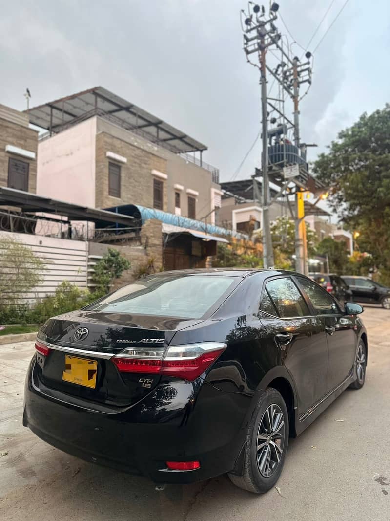 Toyota Corolla Altis Grande CVT-i 1.8 Facelift

                                                            alt=