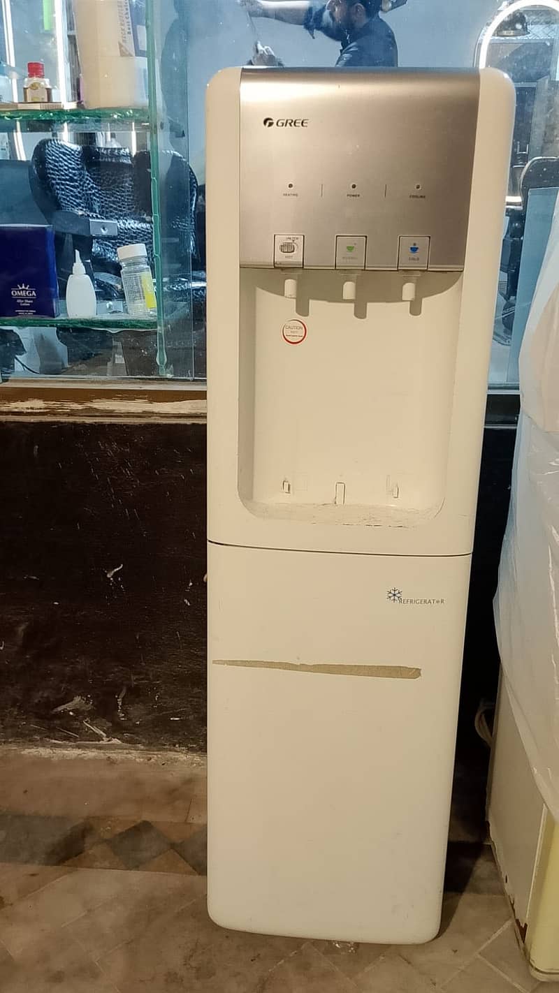 GREE Water Dispenser with Refrigerator – Hot, Normal & Cold Water

                                                            alt=