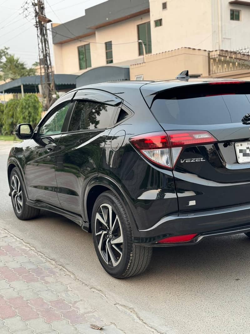 Honda Vezel Rs Turbo 1.5 Full Optional Model 2016

                                                            alt=