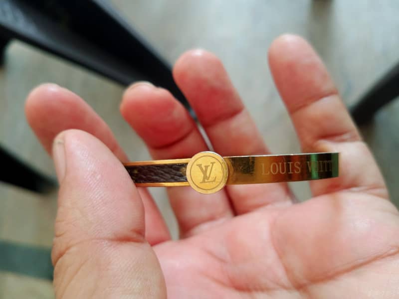 Lv brand ka Kara

                                                            alt=