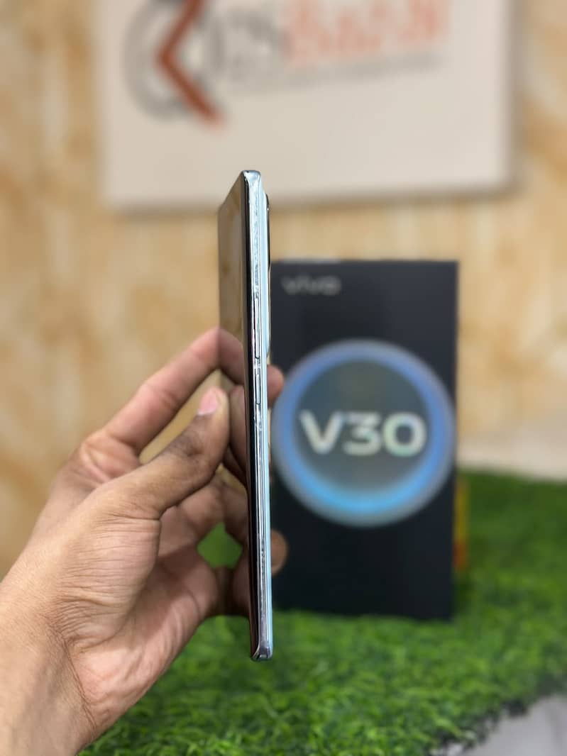Vivo V30 5G 12GB RAM 256GB Storage With Box & Complete Accessorie

                                                            alt=
