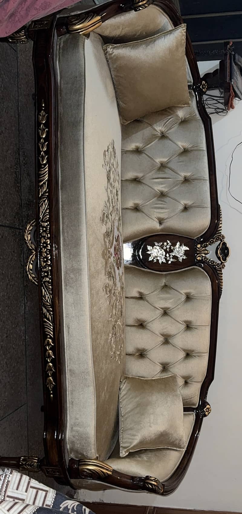 Custom Made Original Sheesham Wood Sofa with Premium Fabric

                                                            alt=