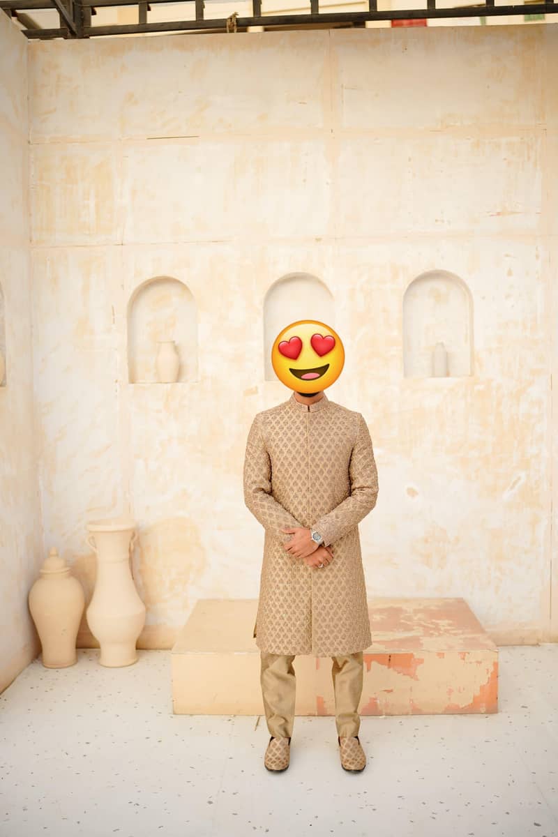 sherwani/ wedding dress / grooms sherwani / sherwani available

                                                            alt=